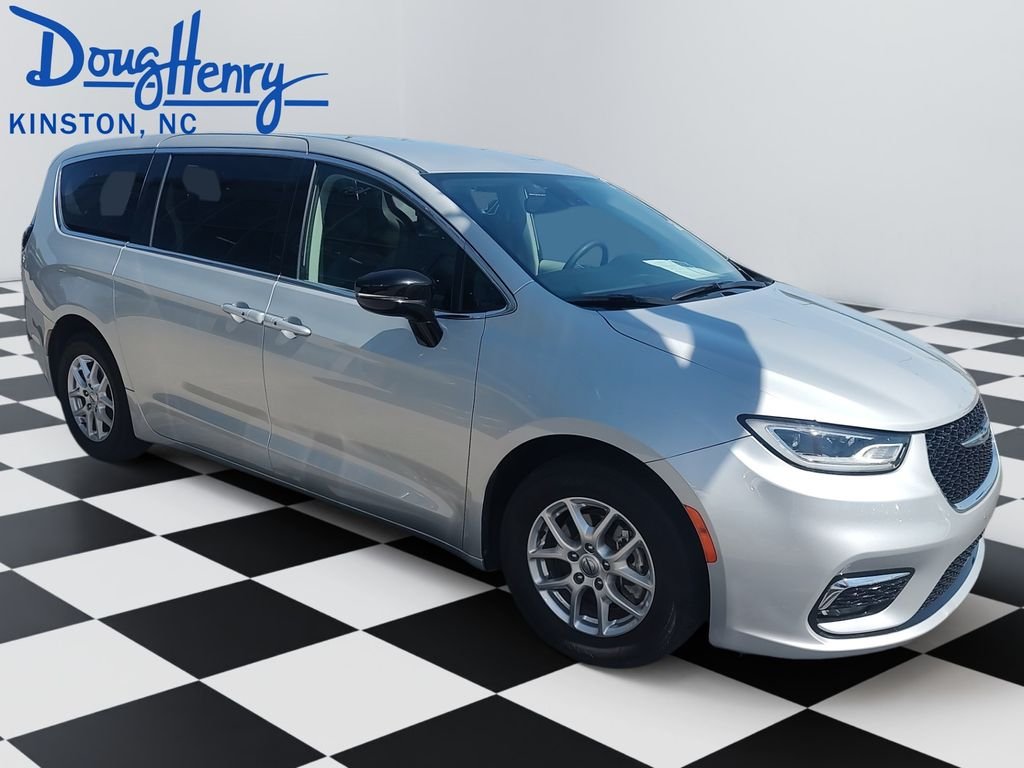 Used 2024 Silver Chrysler Touring L image 6