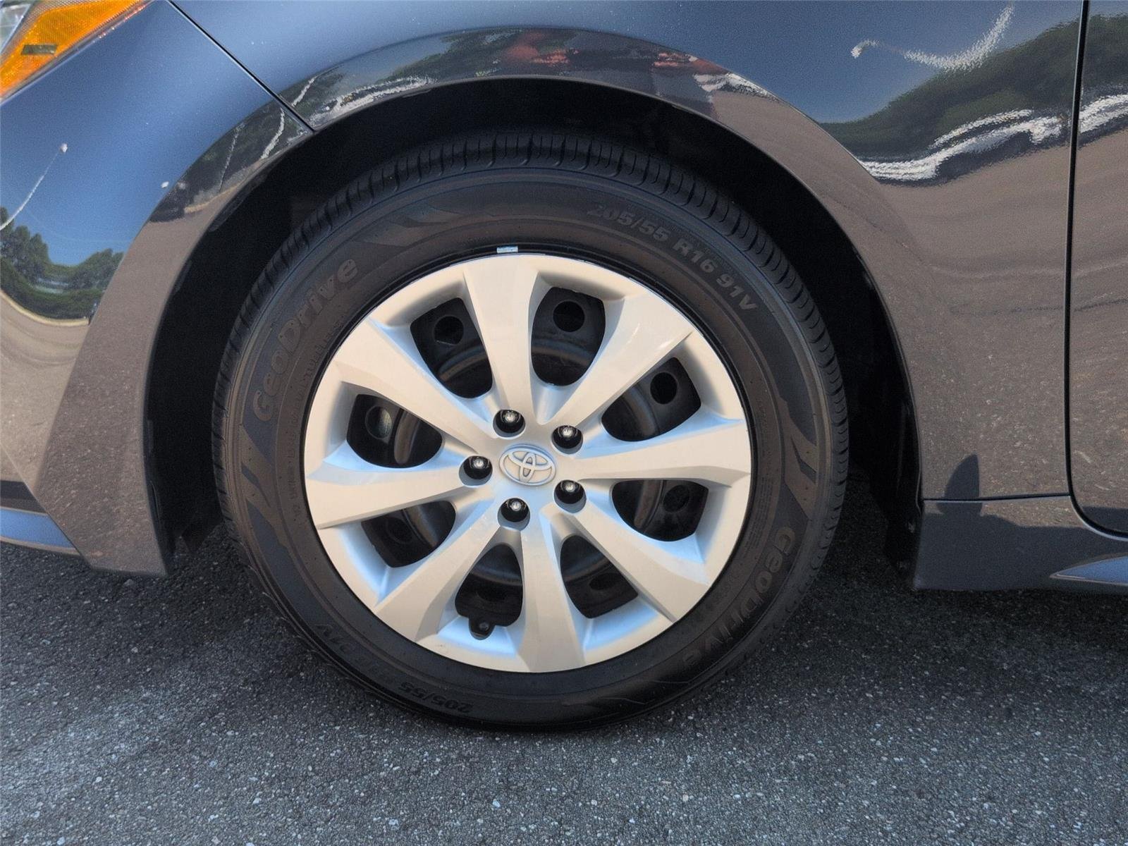 Used 2025 Underground Toyota LE image 10
