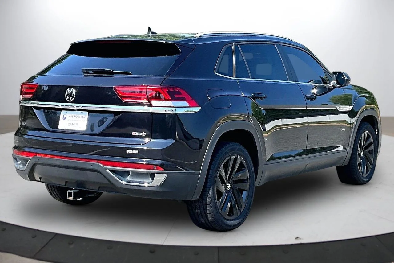 Used 2022 Black Volkswagen 2.0T SE w/Technology image 9