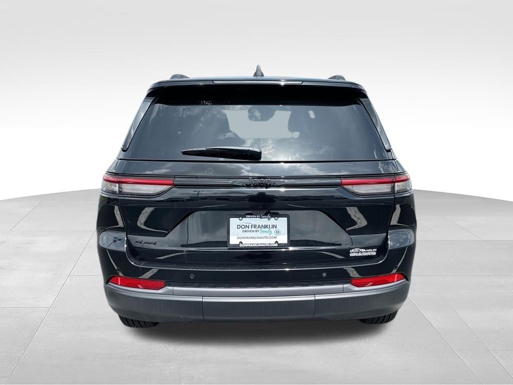 New 2026 Diamond Black Crystal Pearlcoat Jeep Altitude image 8