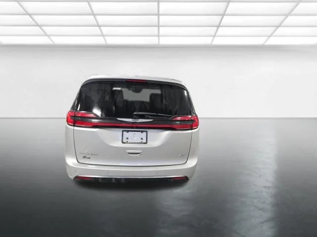 Used 2023 Silver Chrysler Touring L image 5