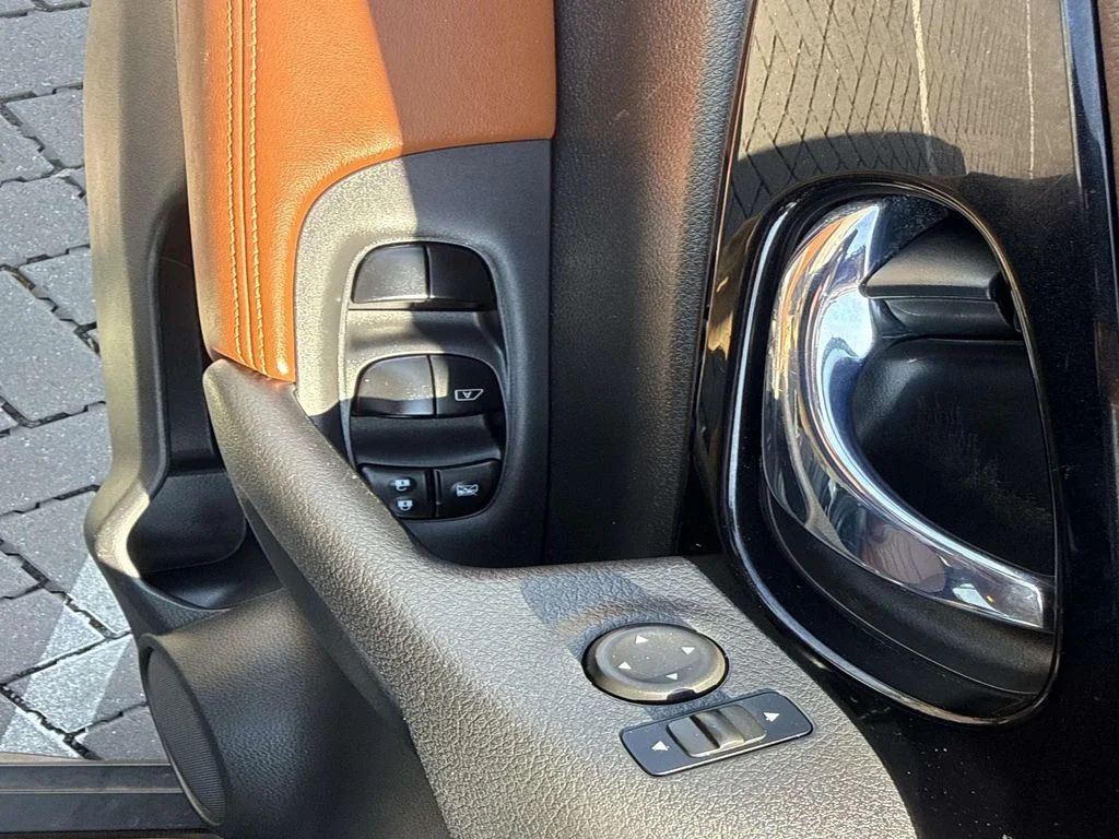 Used 2018 Black Nissan SL image 18