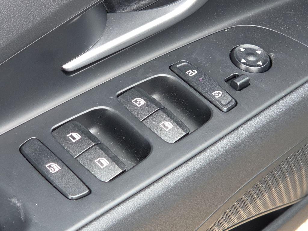 2025 Hyundai Elantra Limited - Photo 17