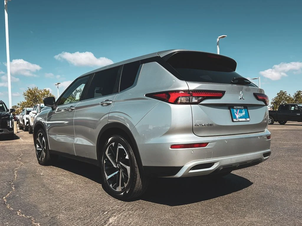 Used 2022 Alloy Silver Metallic Mitsubishi  image 4