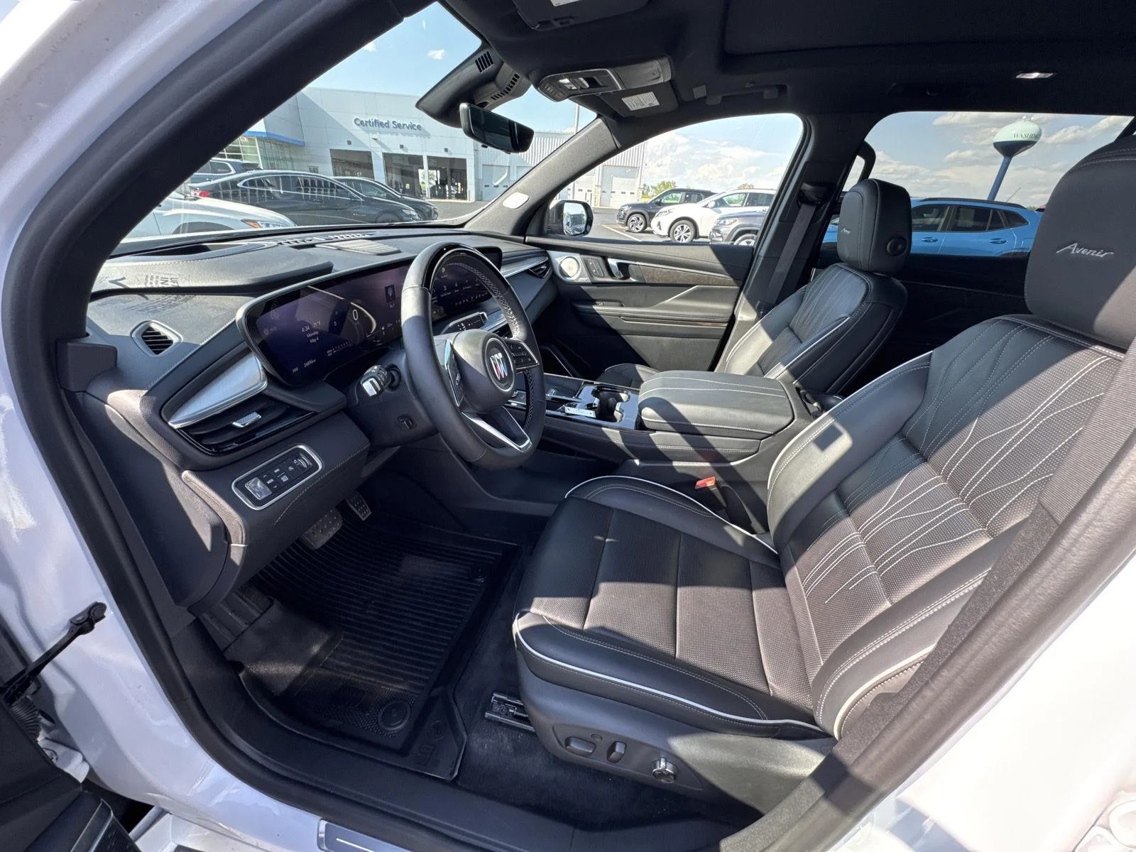 Used 2025 White Frost Tricoat Buick Avenir image 9