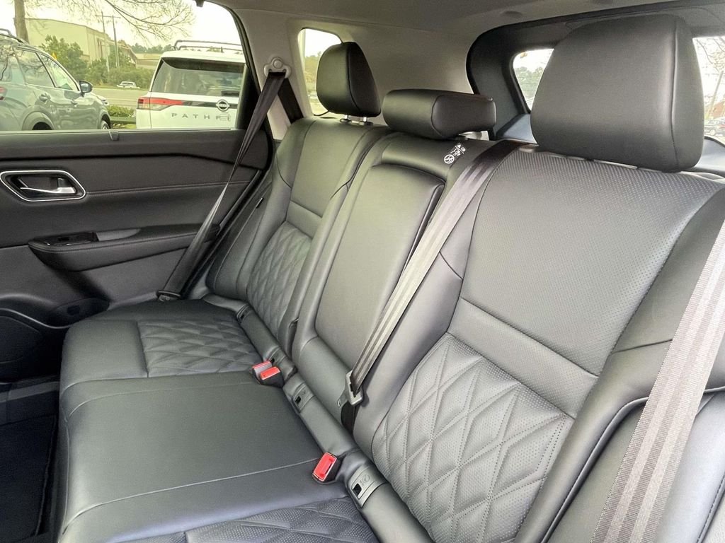 New 2026 Boulder Gray Pearl / Super Black Two-tone Nissan Platinum image 11