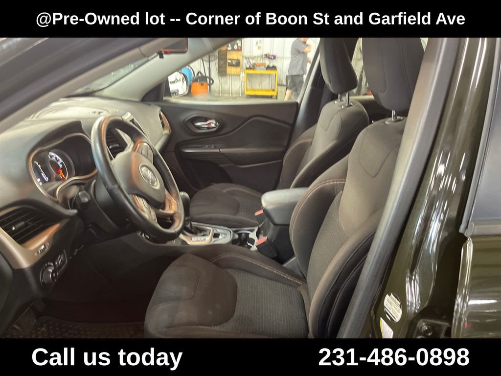 Used 2017 Green Jeep Latitude image 14