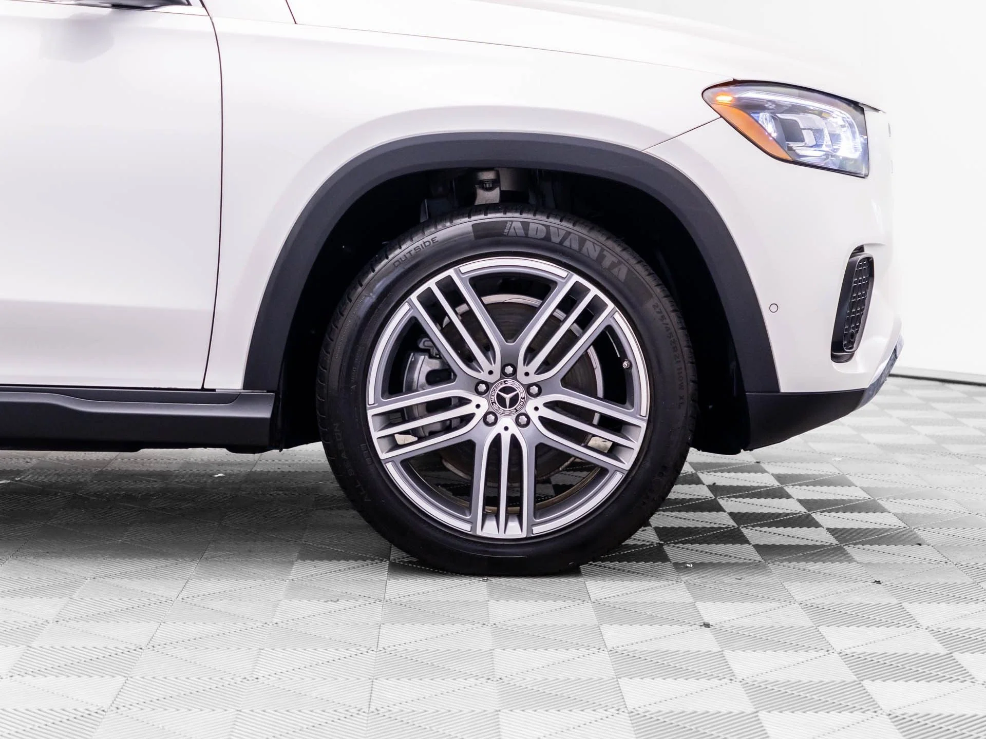 Used 2024 White Mercedes-Benz GLS 450 image 38