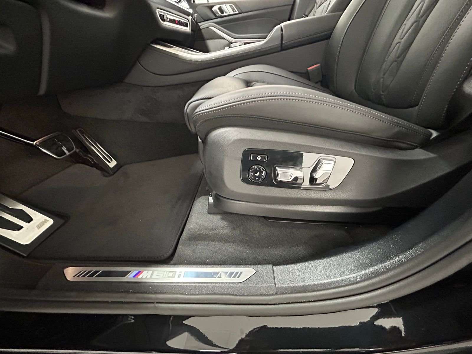 New 2026 Black Sapphire Metallic BMW M60i image 30