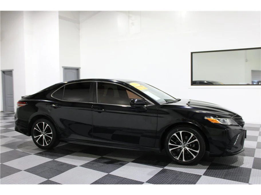 Used 2018 Black Toyota SE Sedan 4D image 1