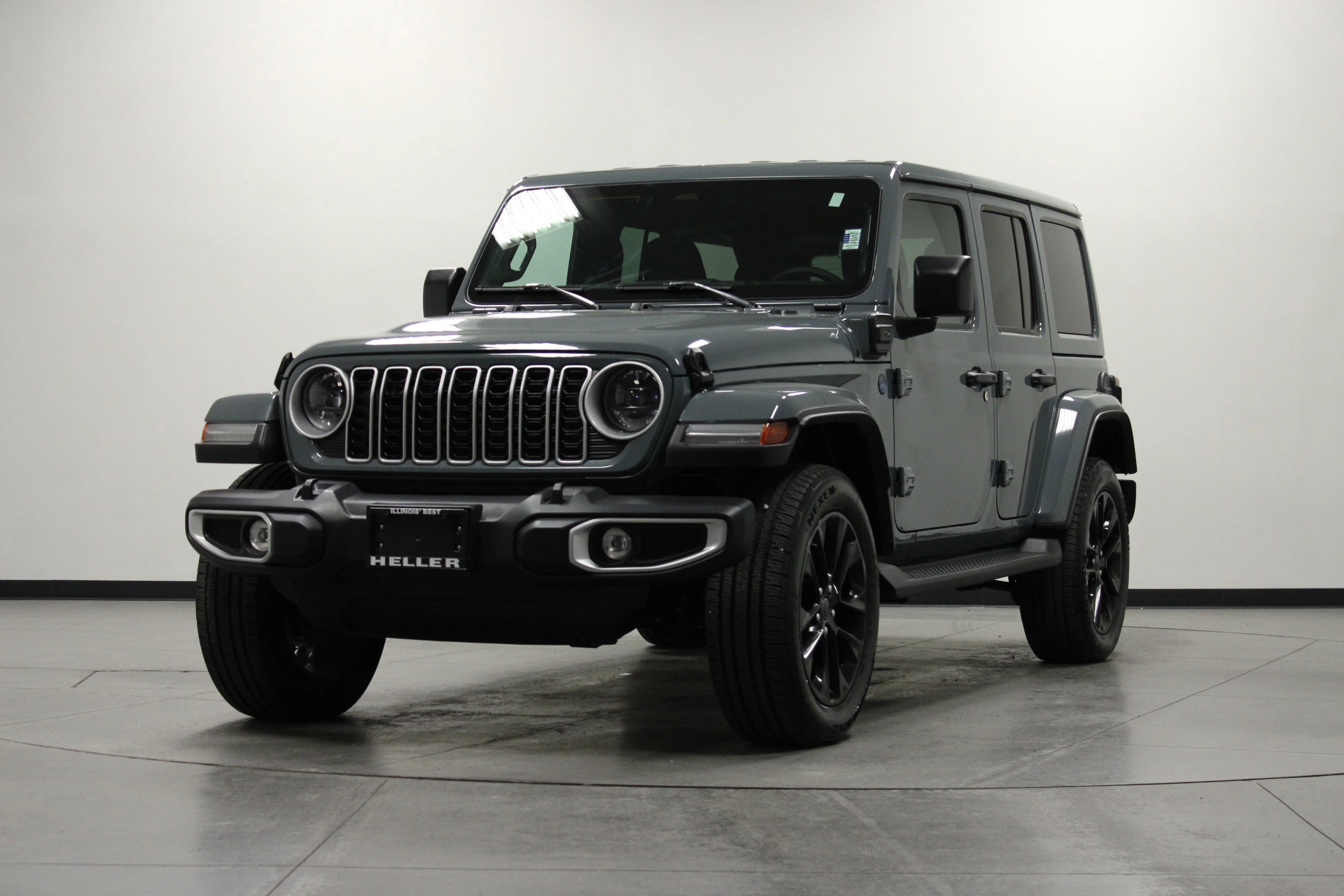 Used 2025 Anvil Clear Coat Jeep Sahara image 8