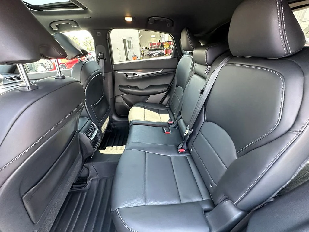 Used 2023 White INFINITI LUXE image 17