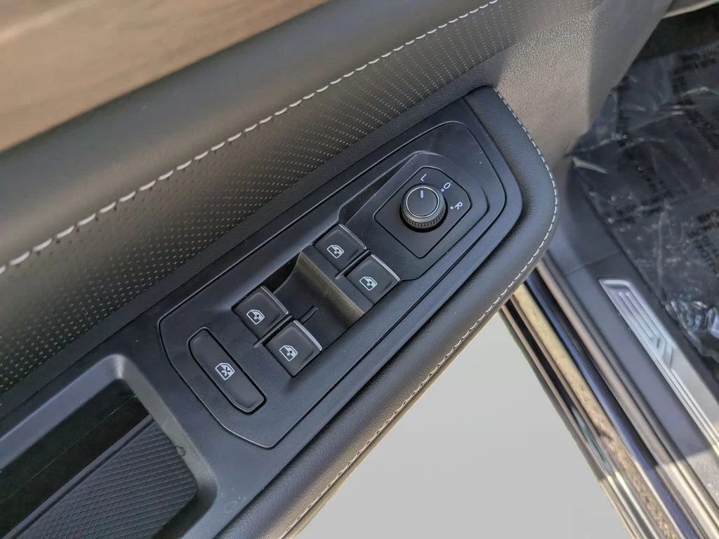 New 2026 Black Volkswagen 2.0T SE w/Technology image 15