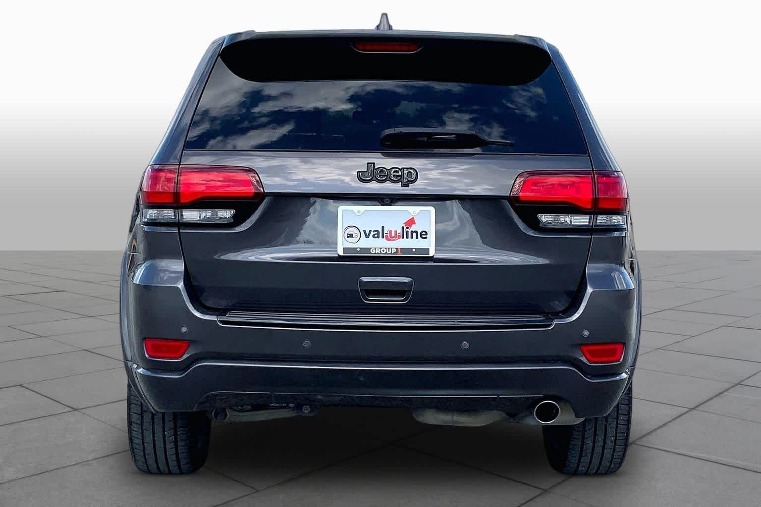 Used 2018 Granite Crystal Metallic Clearcoat Jeep Altitude image 5