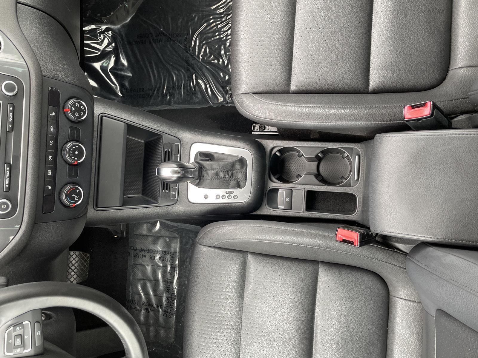Used 2014 Pepper Gray Metallic Volkswagen SE image 26