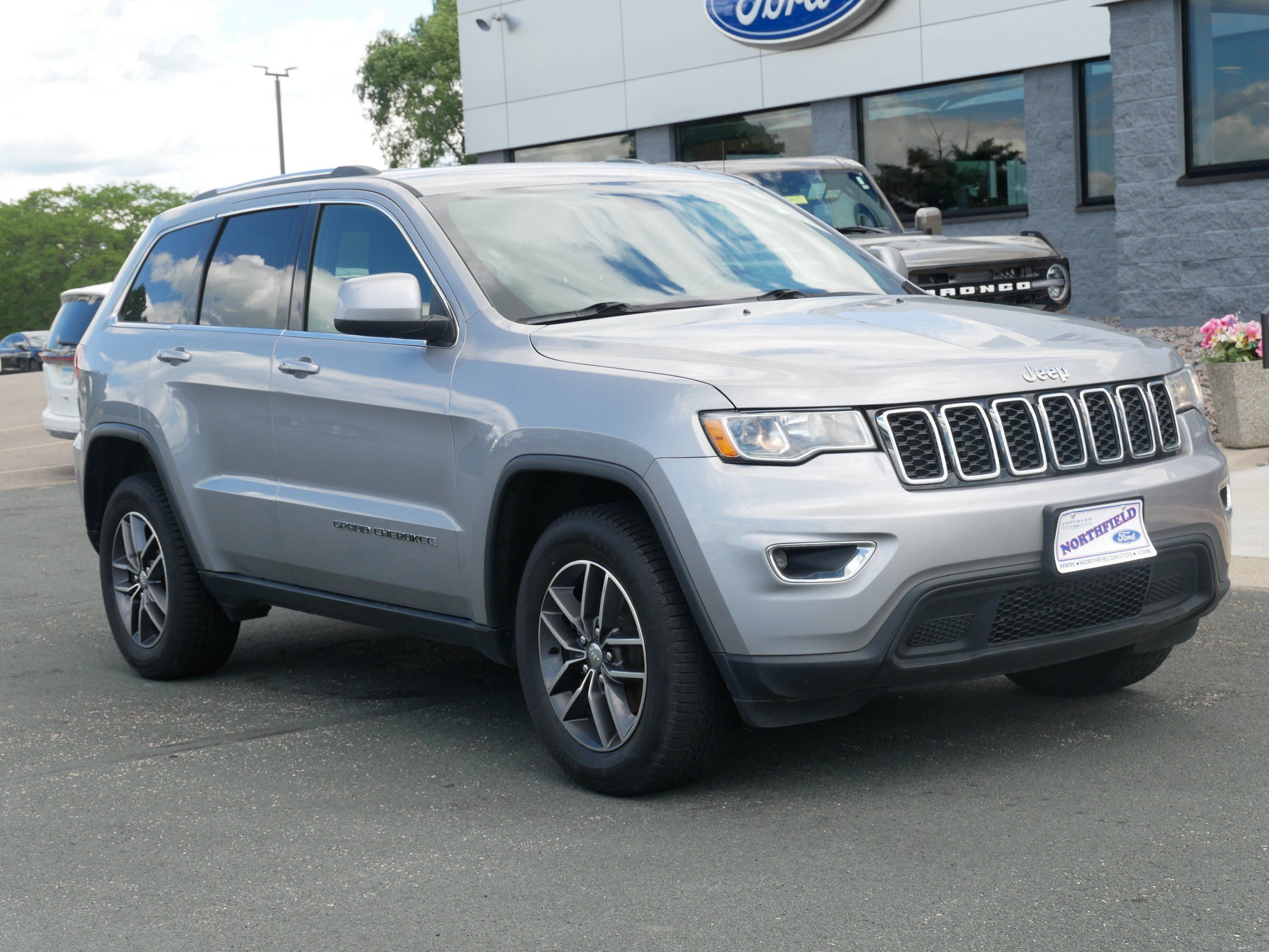 Used 2018 Jeep Grand Cherokee Laredo E with VIN 1C4RJFAG8JC351094 for sale in Northfield, Minnesota