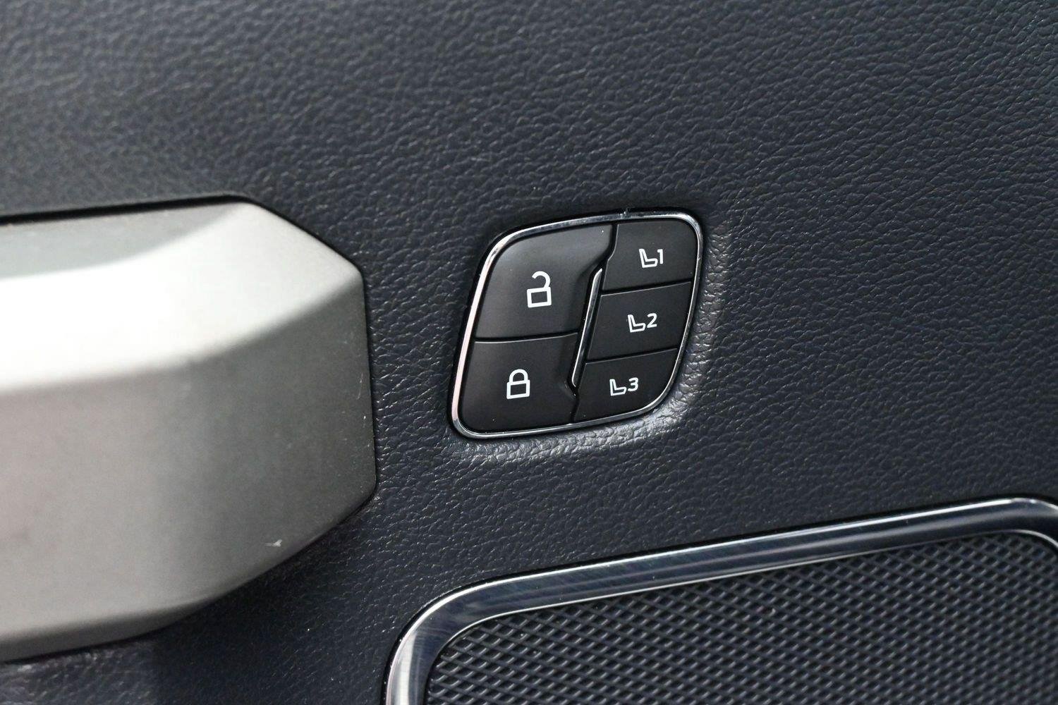 Used 2022 Star White Metallic Tri-Coat Ford LARIAT image 11