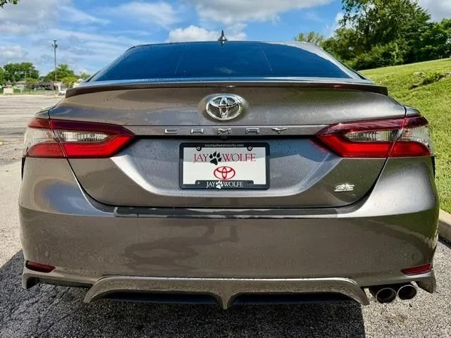 2021 Toyota Camry SE - Photo 7