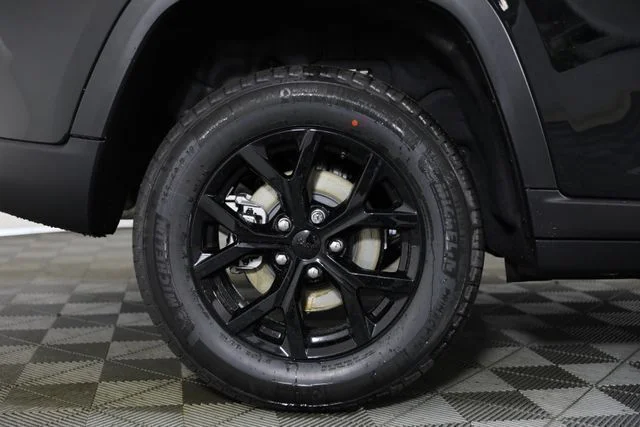 New 2026 Diamond Black Crystal Pearl-Coat Exterior Paint Jeep Altitude image 26
