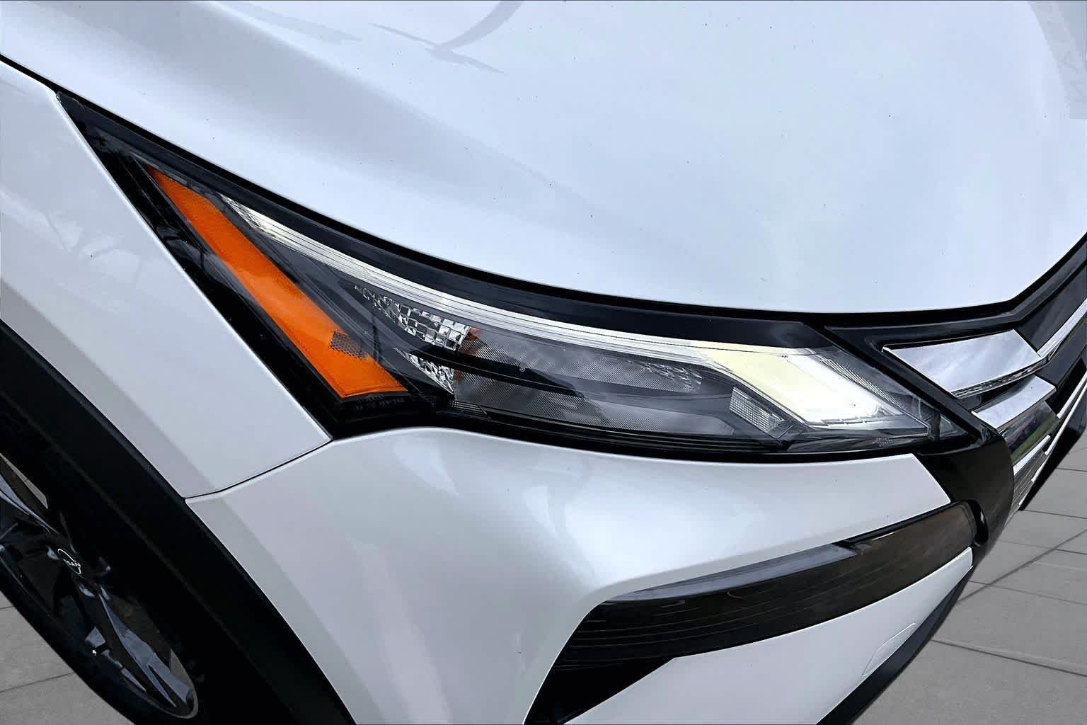 Used 2025 Everest White Pearl Nissan SV image 28