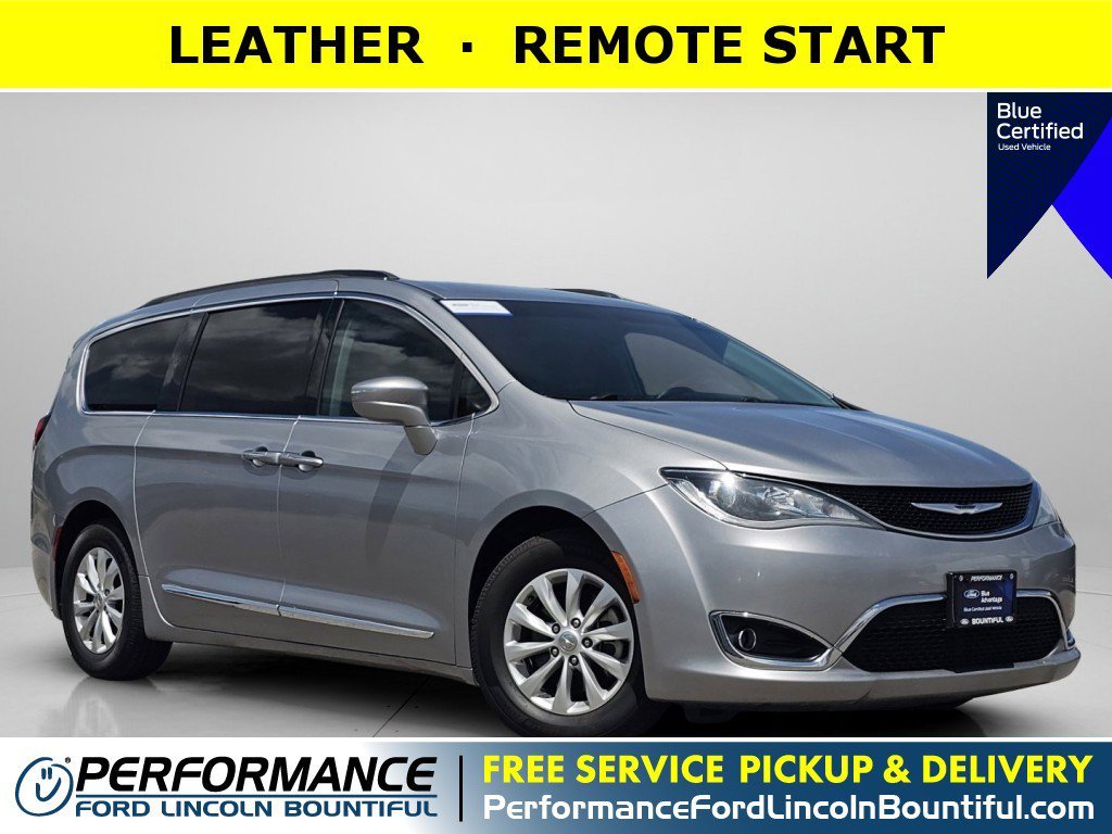 2017 Chrysler Pacifica Touring-L's photo