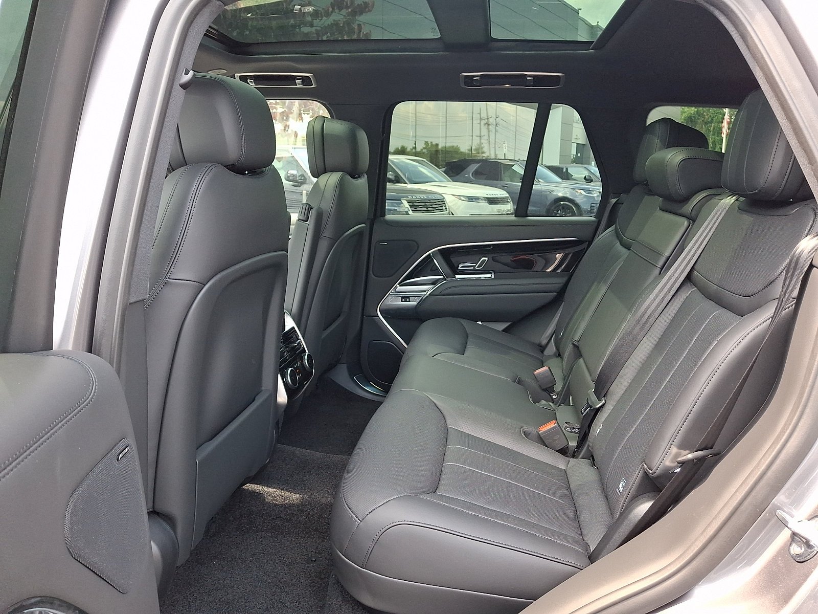 New 2026 Eiger Grey Land Rover SE image 8