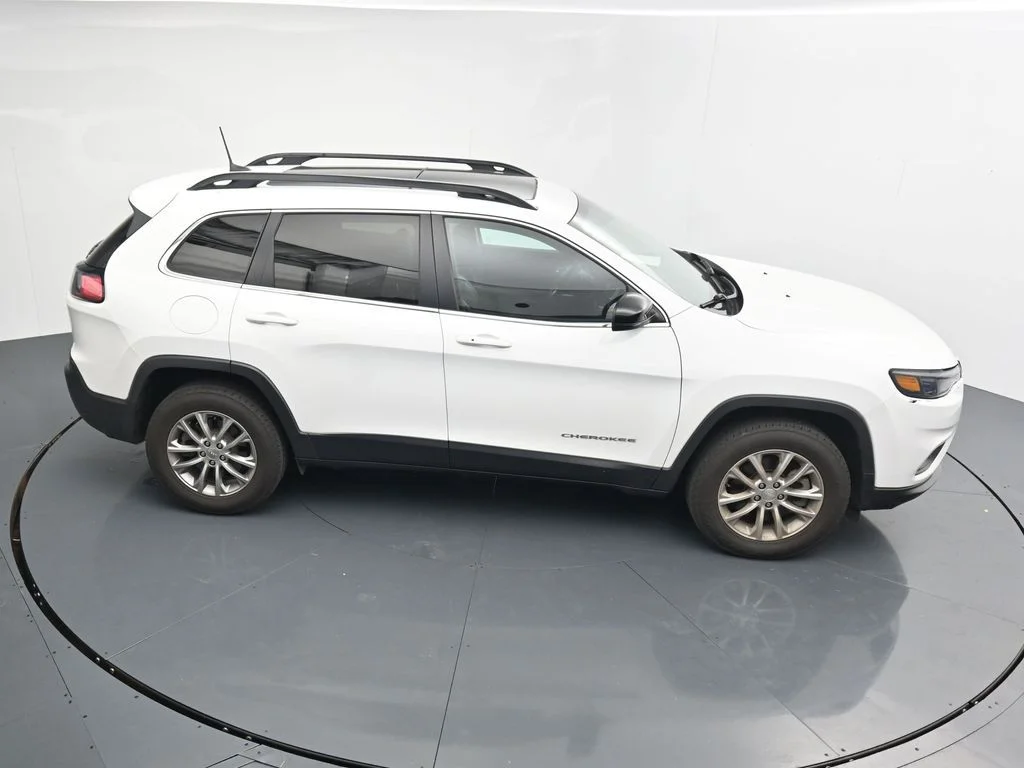 Used 2022 White Jeep Latitude Lux image 16