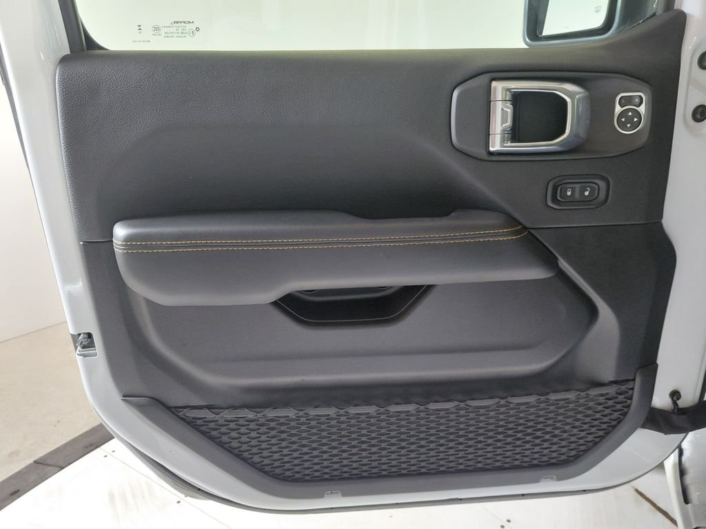 Certified Used 2025 White/off-white Jeep Sahara image 11
