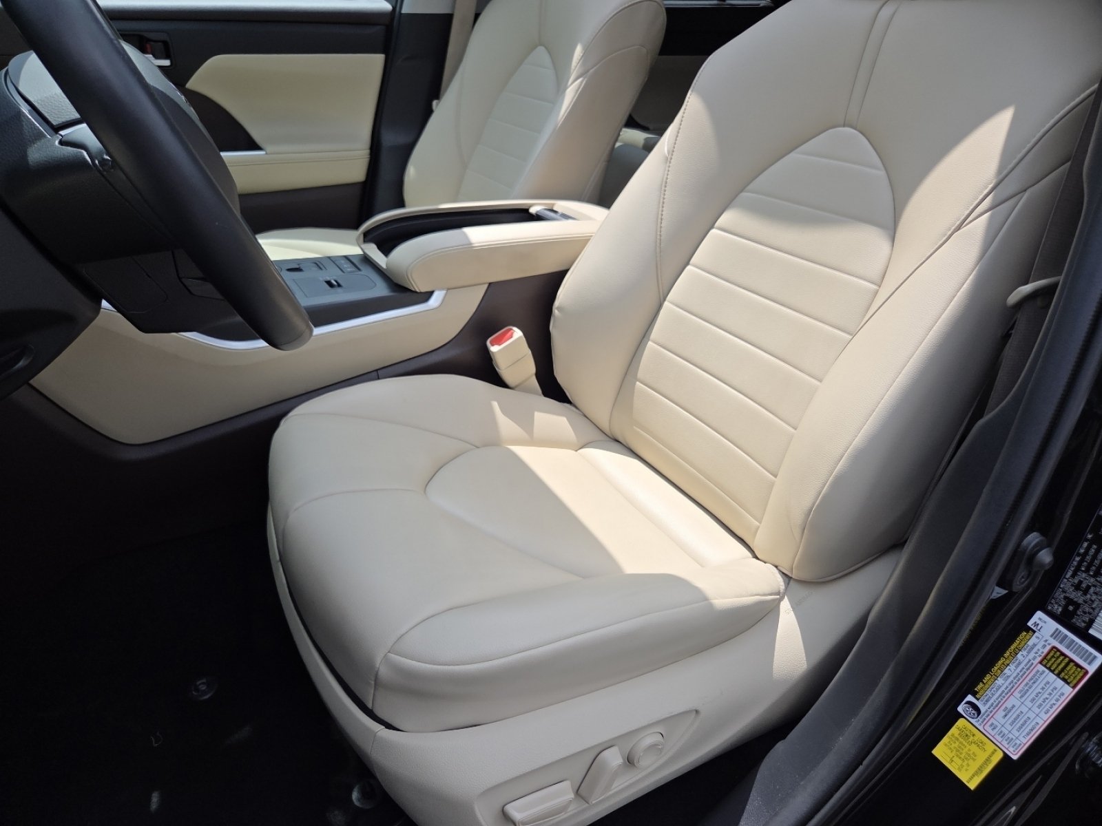 Used 2020 Midnight Black Metallic Toyota XLE image 29