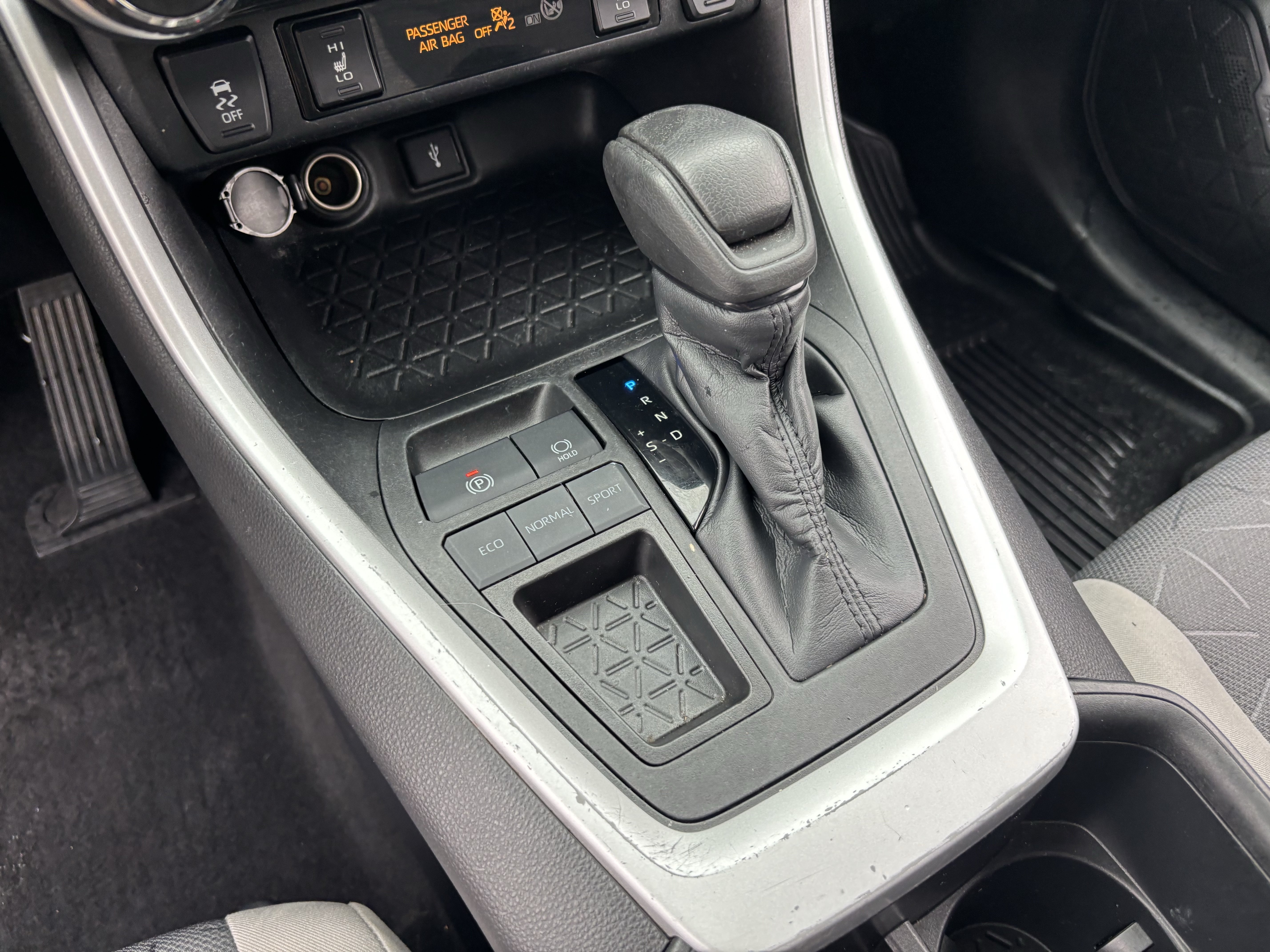 Used 2022 White Toyota XLE image 24