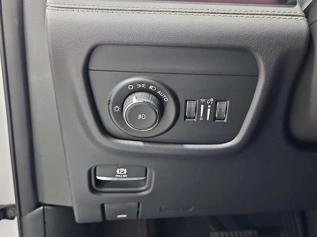 Used 2024 White Jeep Summit Reserve image 28