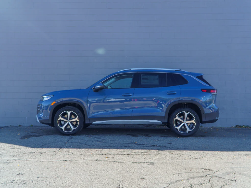 New 2026 Monterey Blue Pearl Volkswagen 2.0T SE image 3