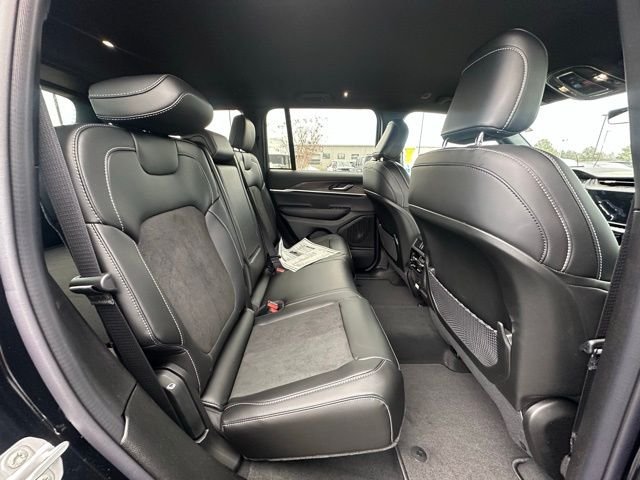 New 2026 Diamond Black Crystal Pearl-Coat Exterior Paint Jeep Altitude image 29