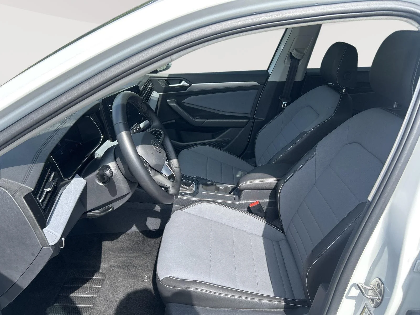 Certified Used 2025 WHITE Volkswagen SE image 4