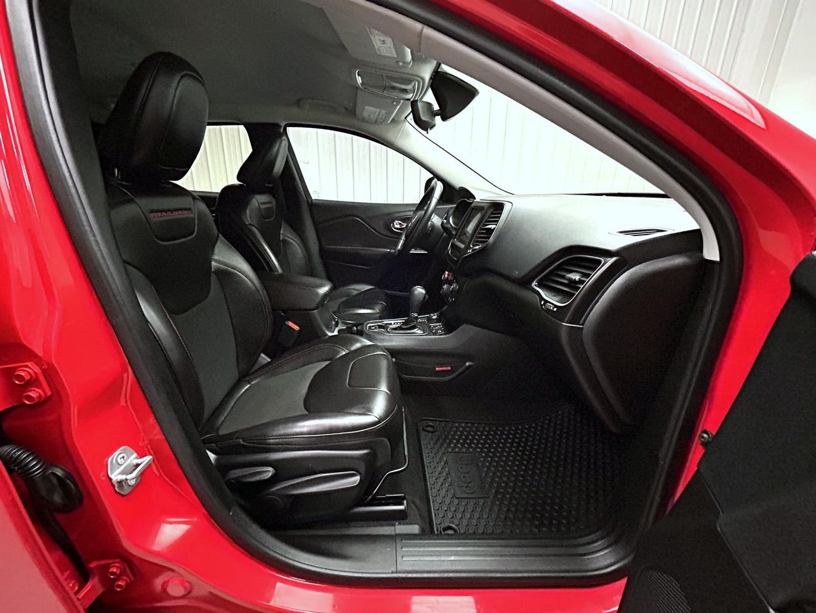 Used 2019 Red Jeep Trailhawk image 15