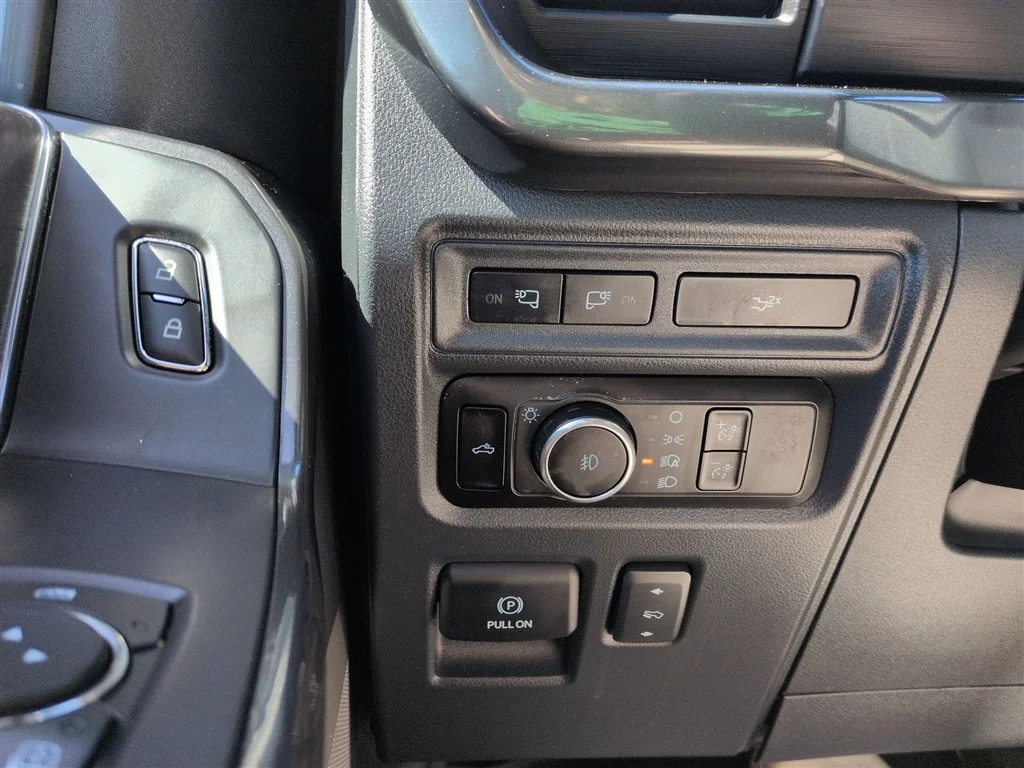 Used 2023 Black Ford XLT image 18