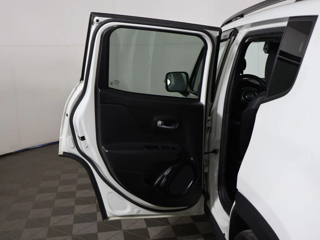 Used 2018 White Jeep Latitude image 18