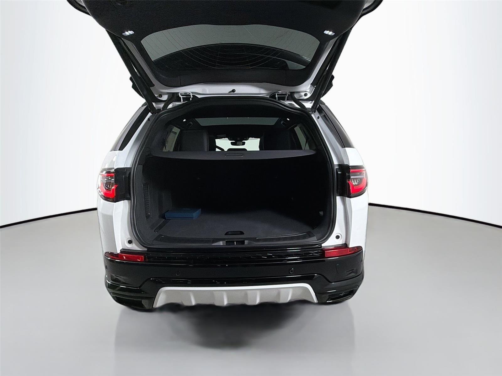 New 2026 Fuji White LAND ROVER  image 25