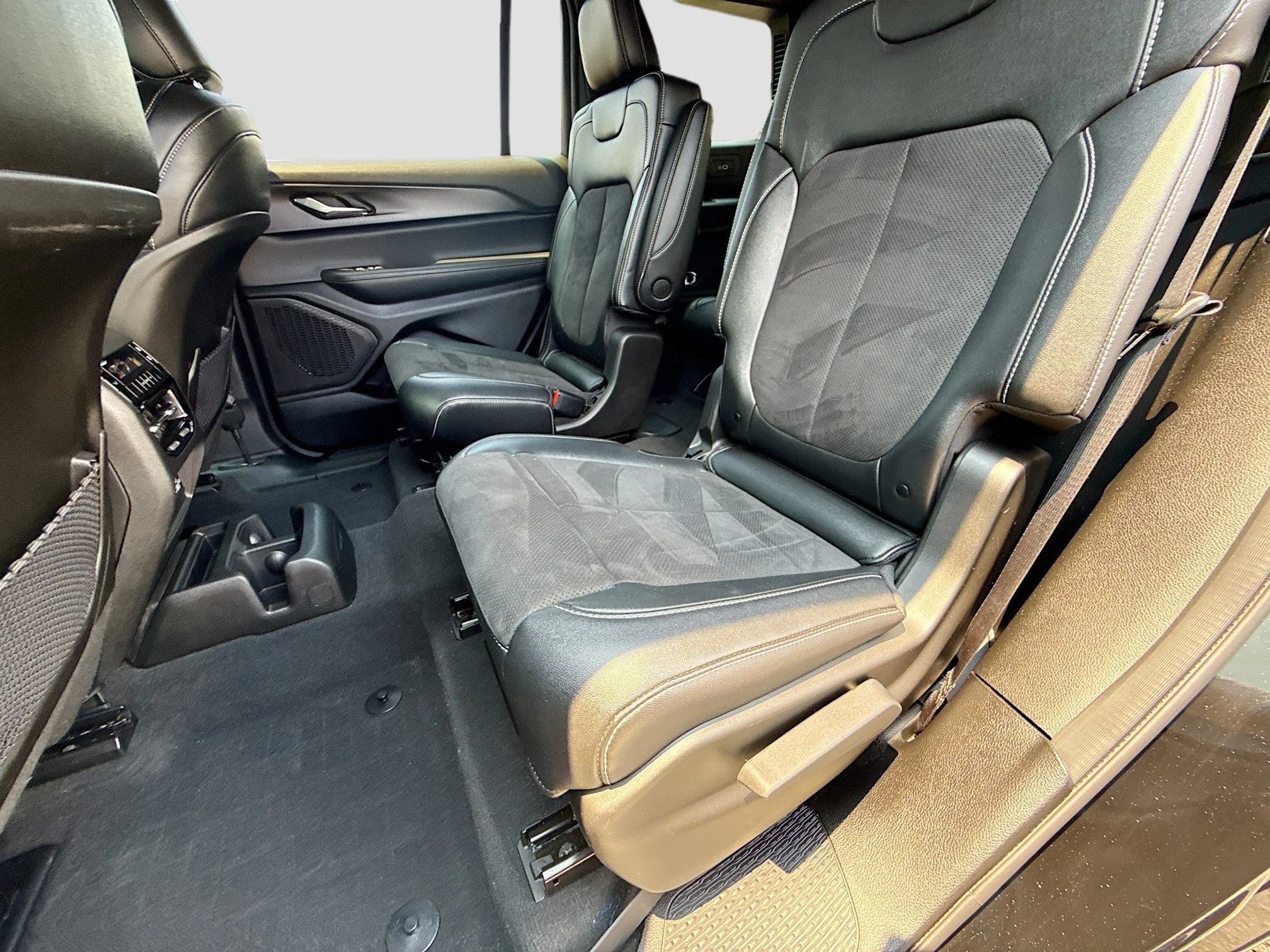 Used 2024 Diamond Black Crystal Pearlcoat Jeep Altitude X image 20