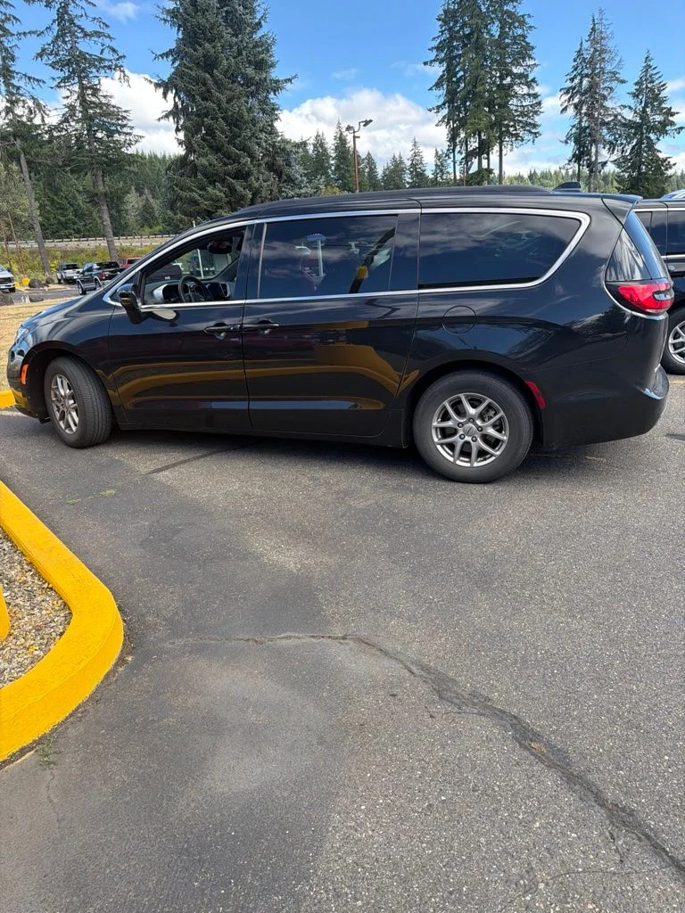 Used 2022 Black Chrysler Touring image 2