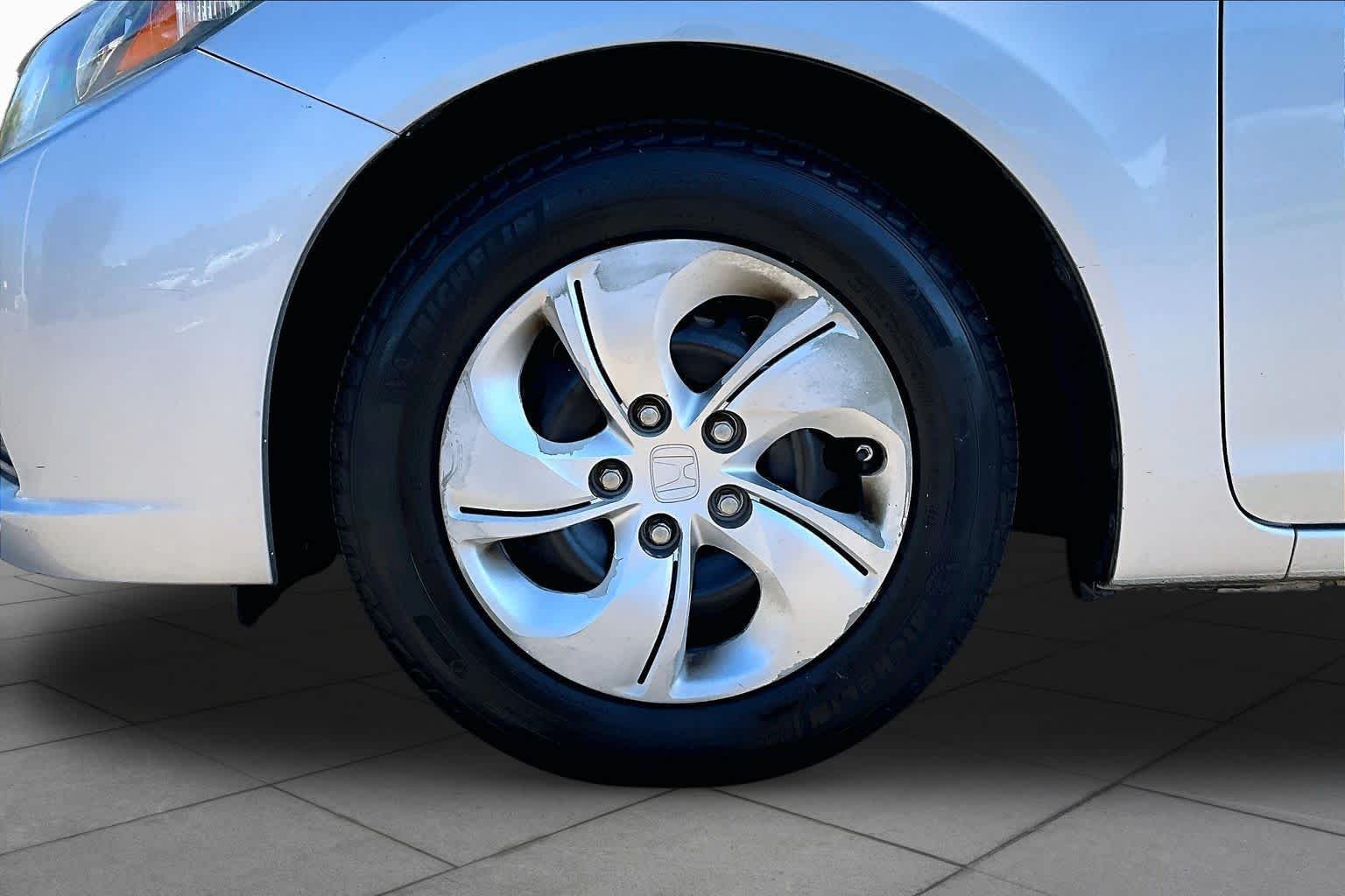 Used 2013 Alabaster Silver Metallic Honda LX image 10