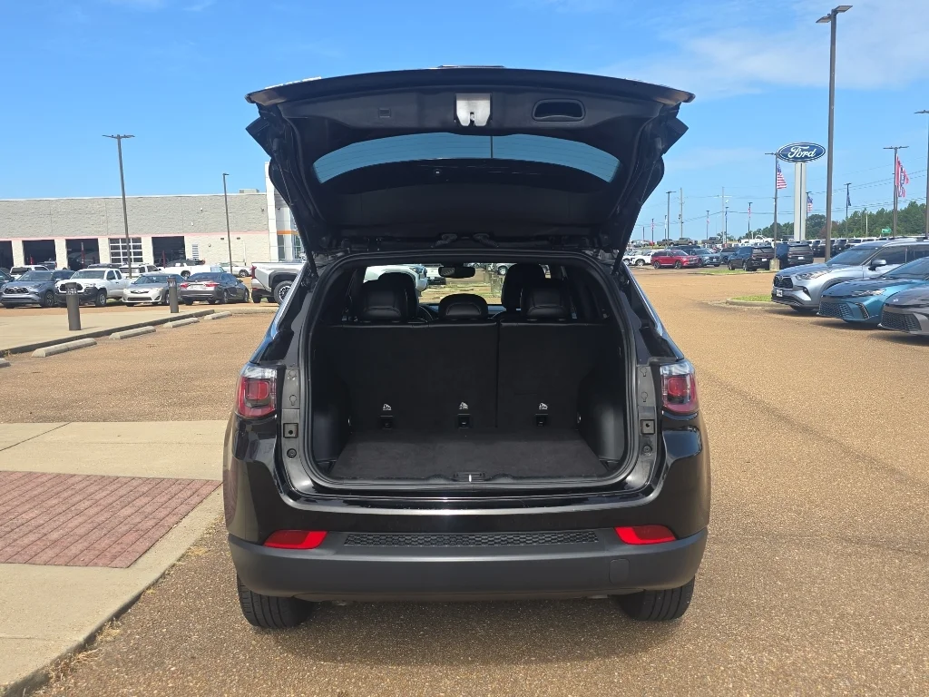 Used 2024 Diamond Black Crystal Pearlcoat Jeep Latitude image 4