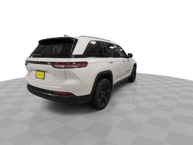 Used 2023 White Jeep Altitude image 8