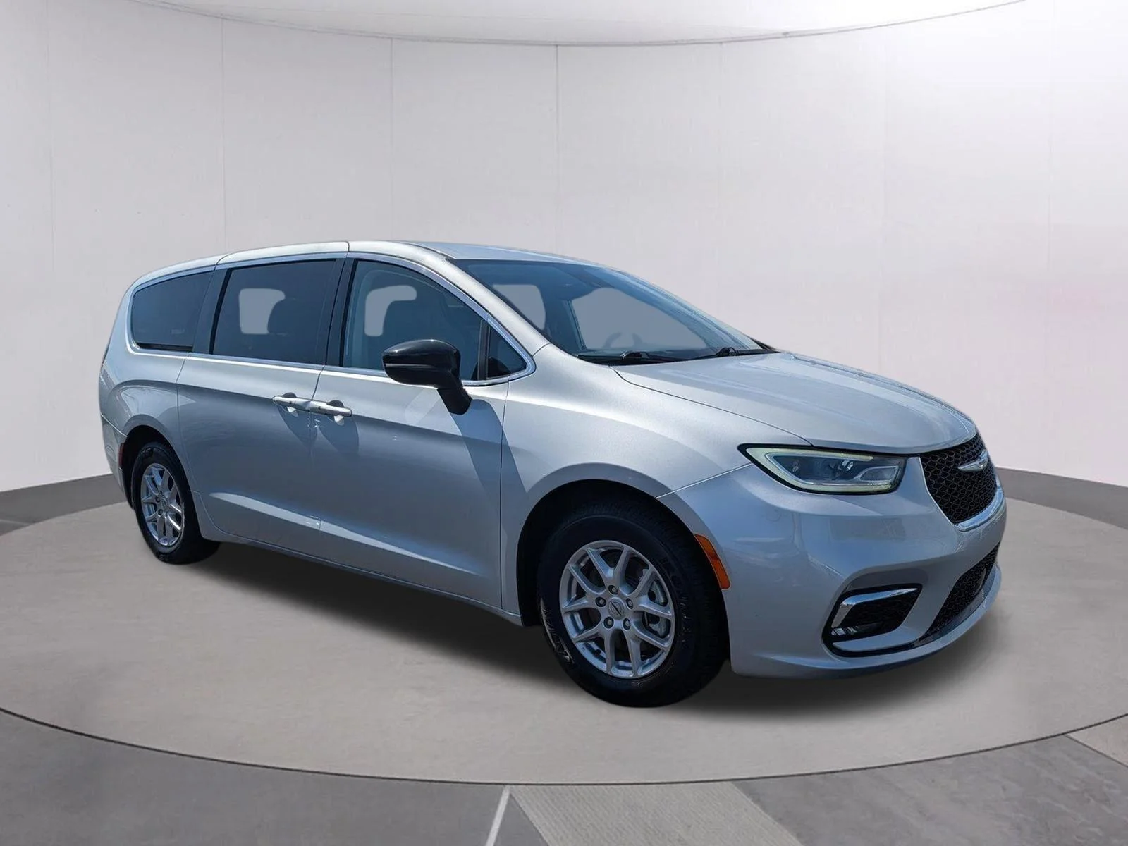 Used 2024 Silver Mist Clearcoat Chrysler Touring L image 7