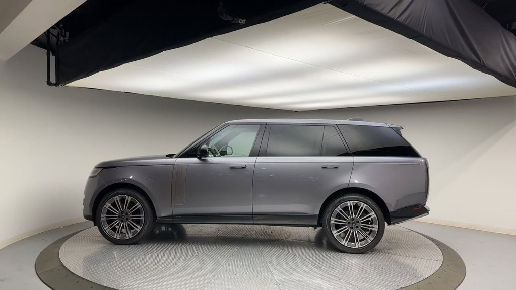 Used 2024  Land Rover SE image 5