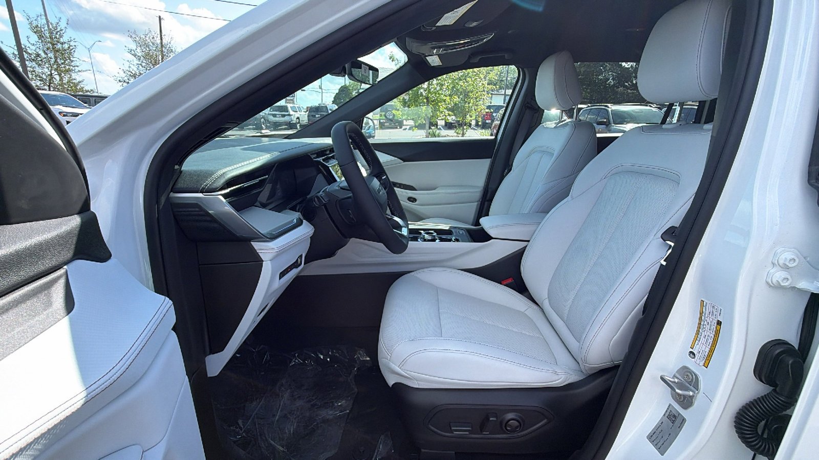New 2026 Bright White Clear-Coat Exterior Paint Jeep Limited image 11