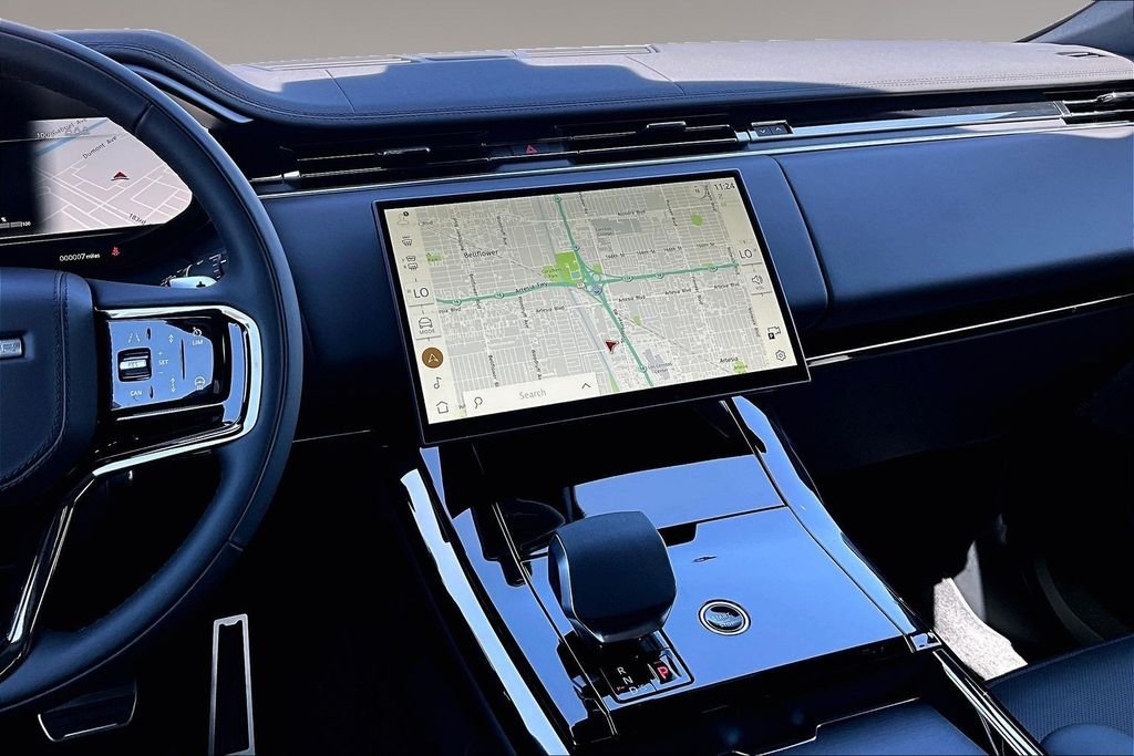 New 2026 FUJI WHITE Land Rover Dynamic SE image 6