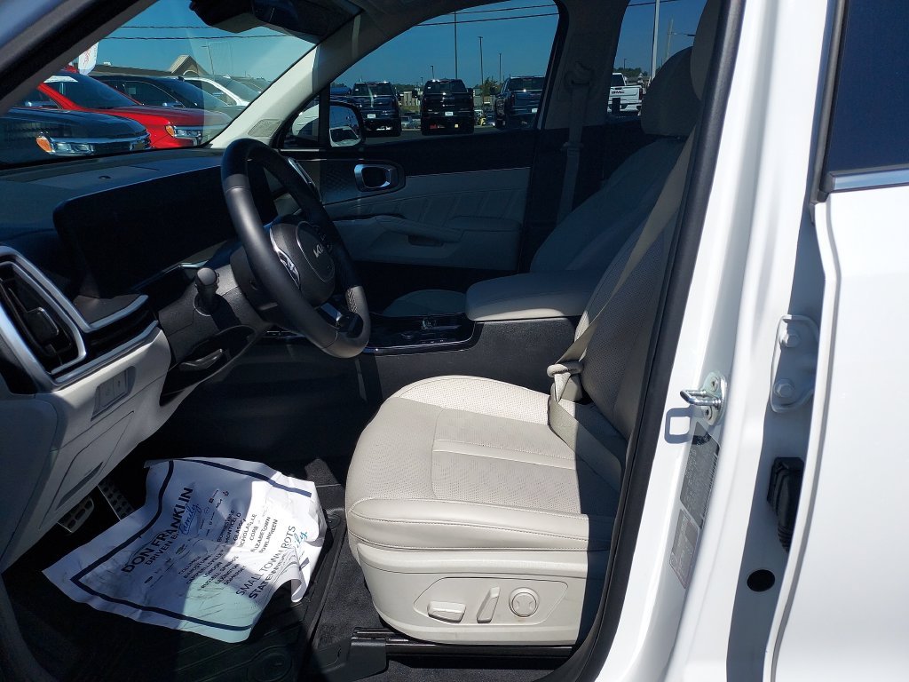 Used 2025 White Kia SX image 15