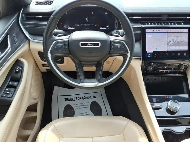 Used 2023  Jeep Limited image 19
