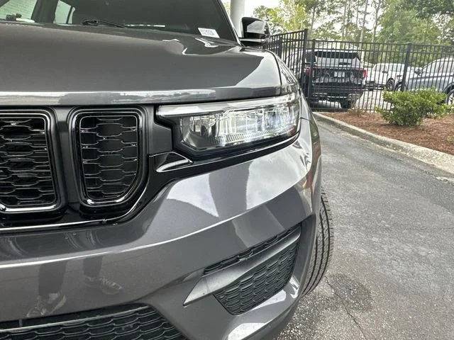 Used 2024 Gray Jeep Altitude X image 9